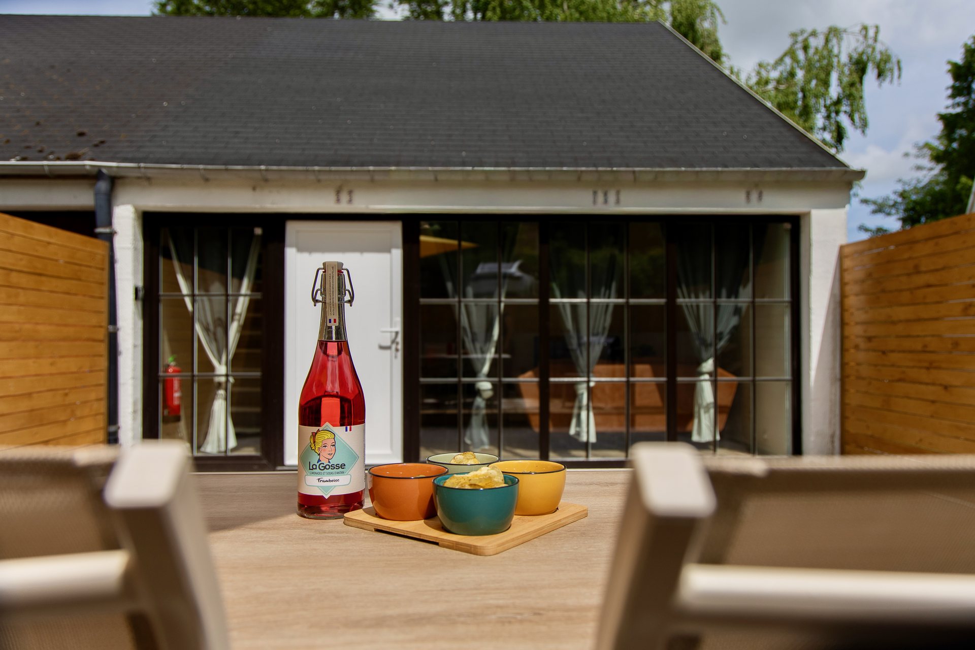 Façade du chalet vue depuis la table de la terrasse