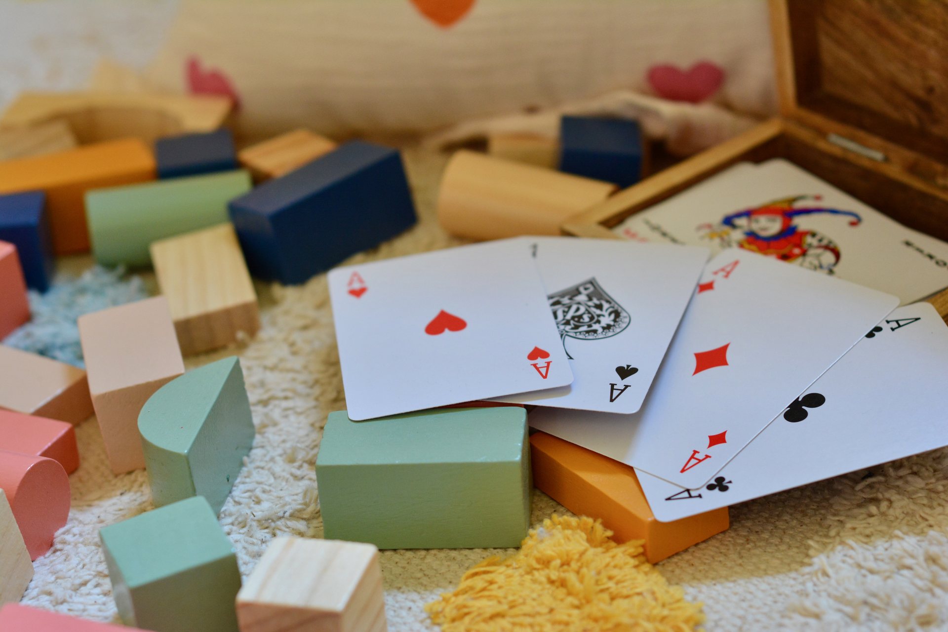 Les quatre as et des cubes en bois, jeux mis à disposition