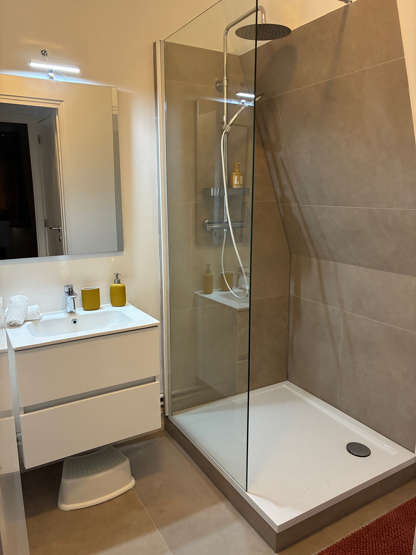 Salle de bain avec douche à l'italienne