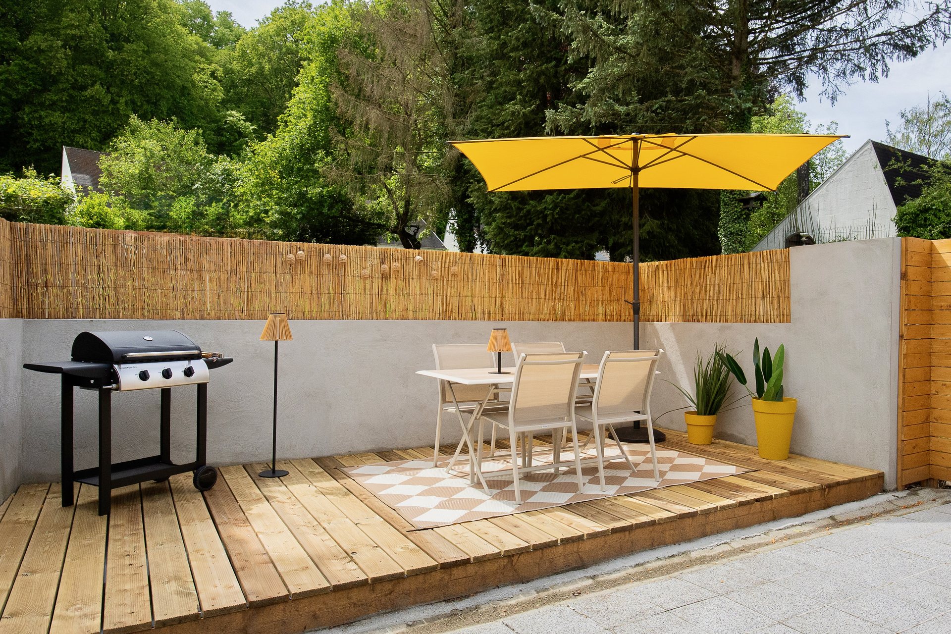 Terrasse en bois avec table, chaises et parasol, coin à manger extérieur